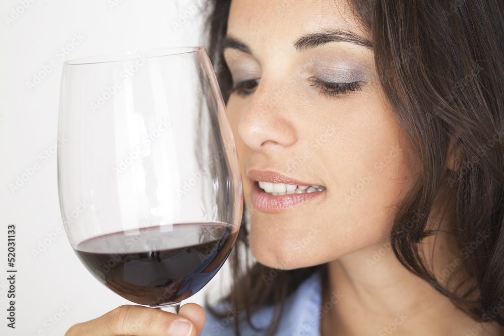 Frau schaut sich Towein im Glas an Frau schaut sich Towein im Glas an
