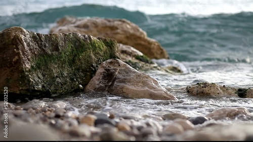 vague sur la plage de galet