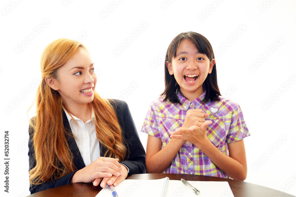 笑顔の女の子と女性教師