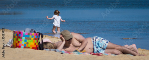 enfant sans surveillance à la plage photo