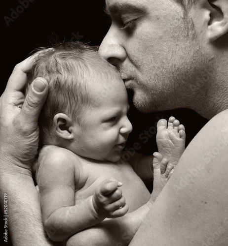 Obraz na płótnie Father and his newborn baby. w salonie