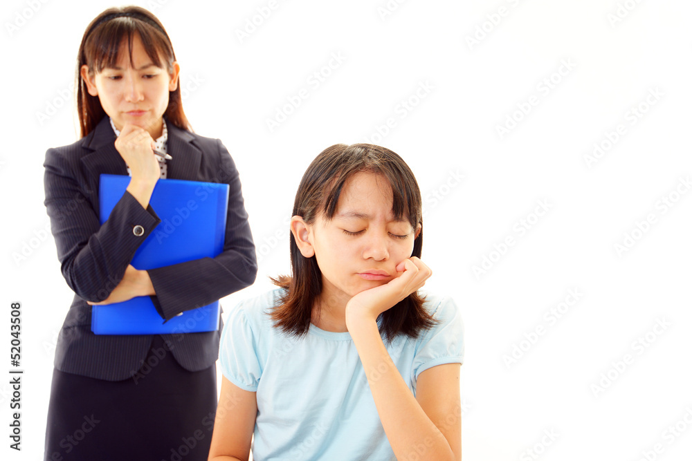 疲れた表情の女の子