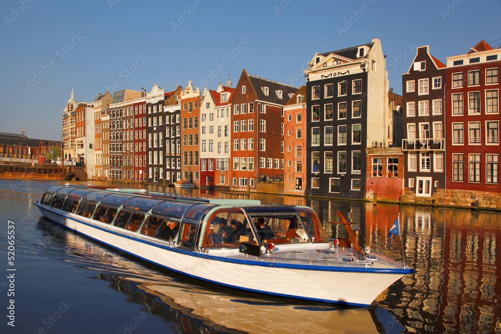 Fototapeta premium Amsterdam z turystyczną motorówką w Holandii