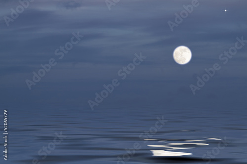 Vollmond mit Stern über dem Meer