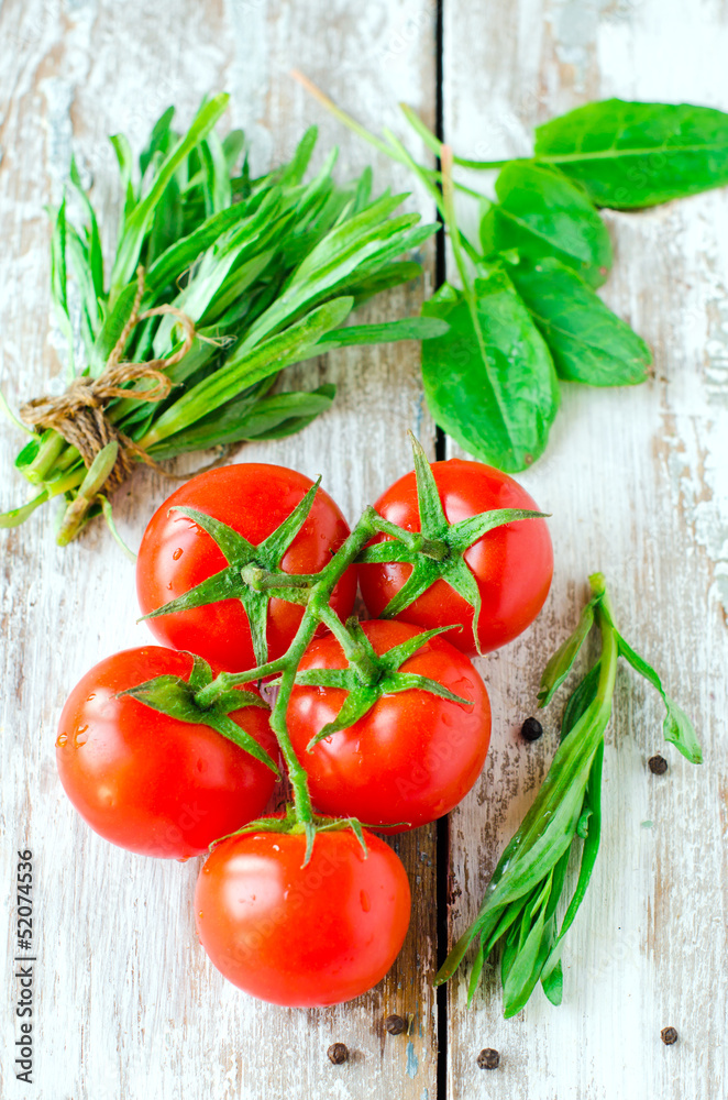 Fresh tomatoes , spinach and tarragon Fresh tomatoes , spinach and tarragon