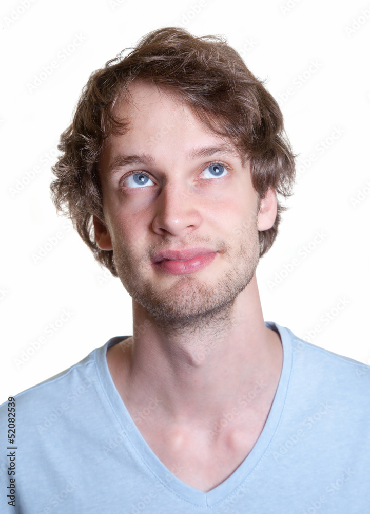 Junger Mann schaut verträumt