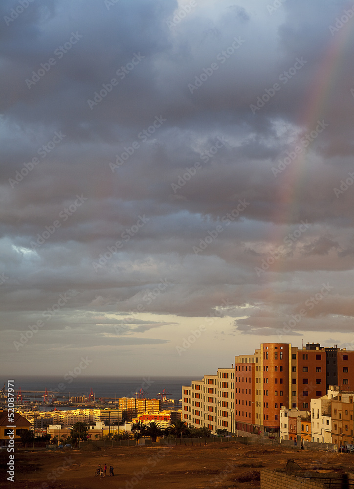 Edificios con arco iris