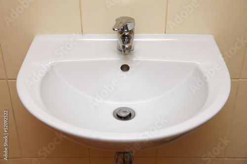 White sink and tap in the bathroom