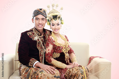 traditional java wedding couple