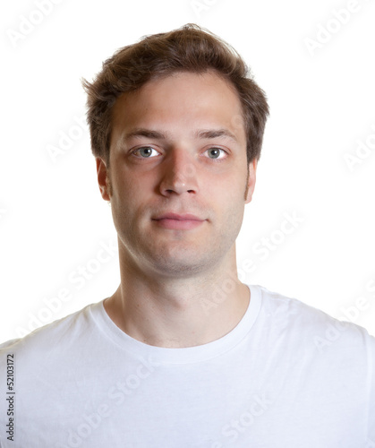 Passfoto eines jungen Mannes im weissen Shirt