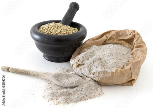 Foto Buckwheat kernels and flour