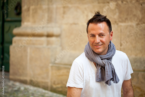 Portrait d'un homme dans une ruelle d'Aix en Provence photo