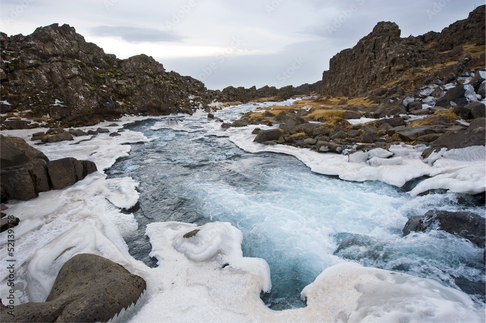 Obraz premium Waterfall in pingvellir valley