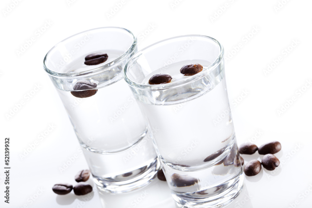 Vijfde Minimaal uitbarsting Zwei Gläser Sambuca und Kaffeebohnen Stock Photo | Adobe Stock