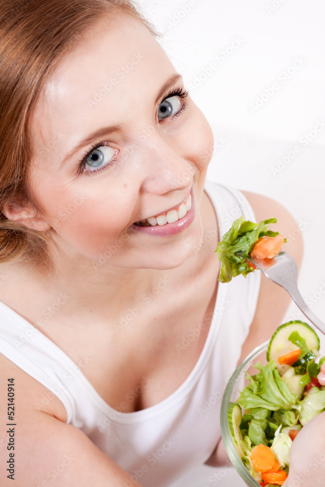 lachende junge frau isst gesunden salat lachende junge frau isst gesunden salat