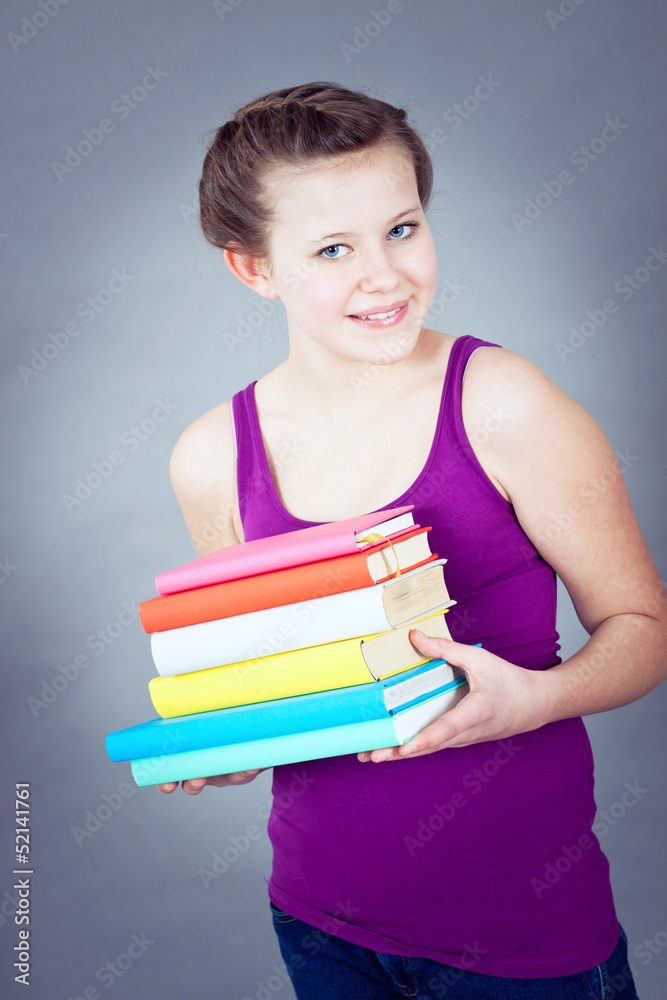 Junges Teeager Mädchen mit blonden haaren und vielen bunten Bü Junges Teeager Mädchen mit blonden haaren und vielen bunten Bü
