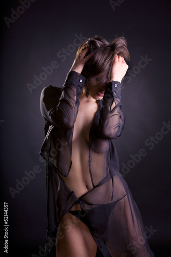 Fototapeta Portret seksownej brunetki naga kobieta zawijająca z czarnym tiulem