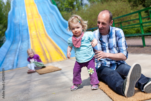 Kinder rutschen mit Papa