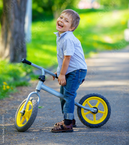 Fototapeta Naklejka Na Ścianę i Meble -  Little boy on a bicycle