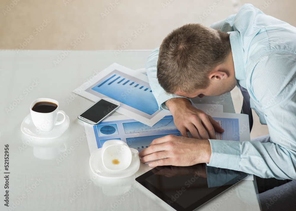 Obraz premium Tired businessman