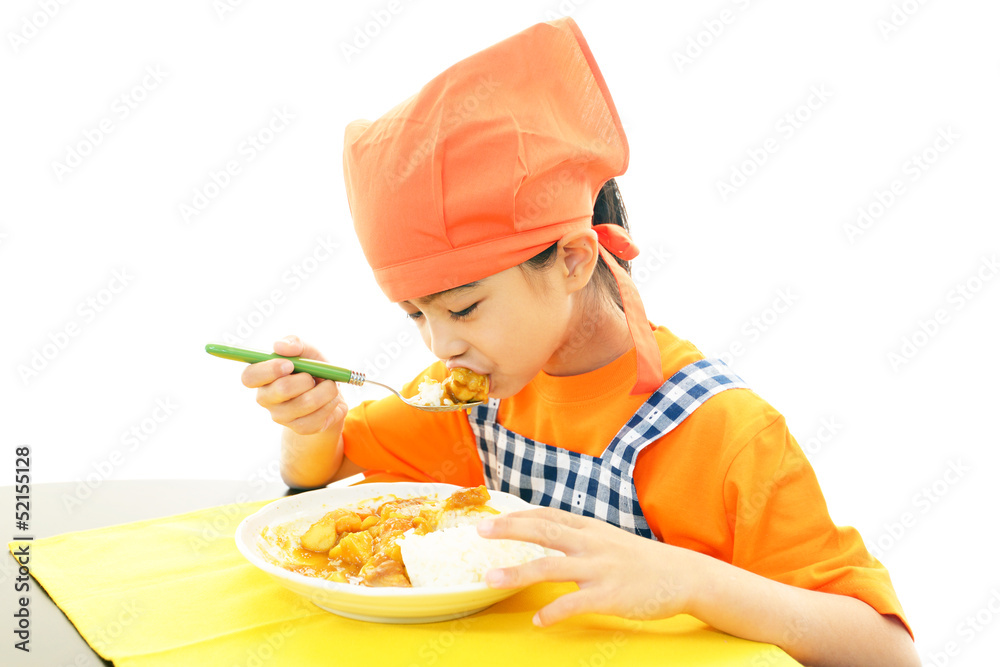 食事を楽しむ女の子