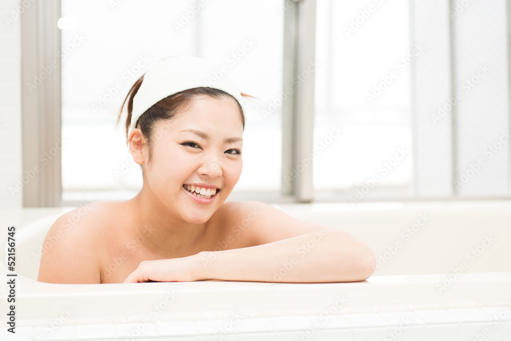 お風呂に入る女性 お風呂に入る女性