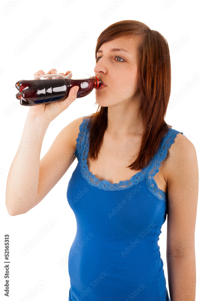 Die junge Frau trinkt aus einer Plastikflasche