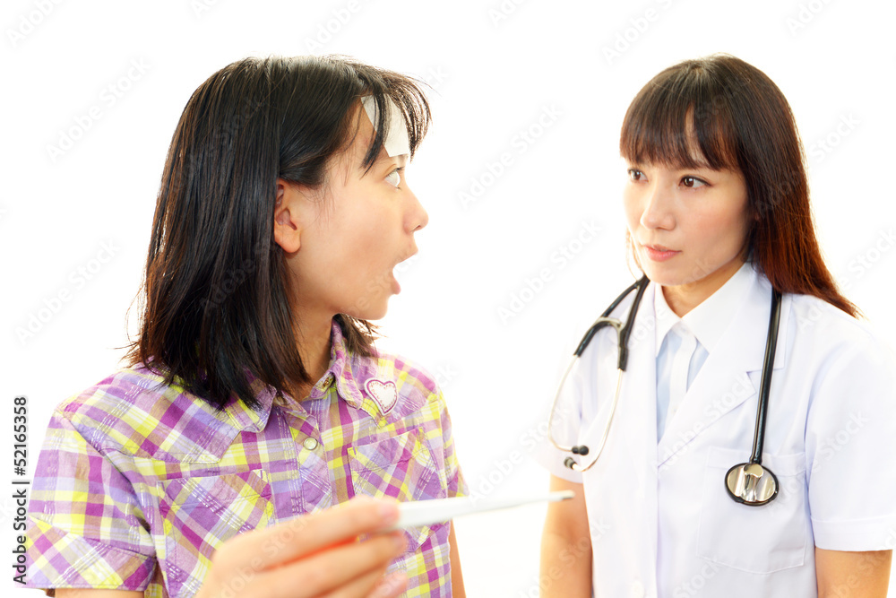 診察を受ける女の子