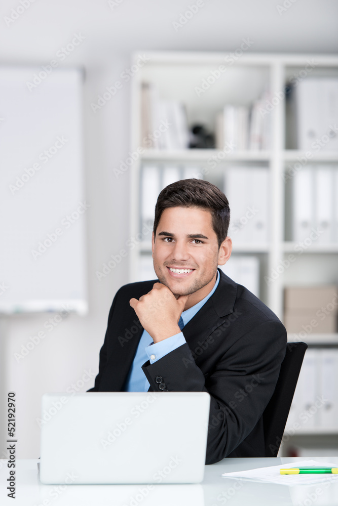 junger mann arbeitet im büro