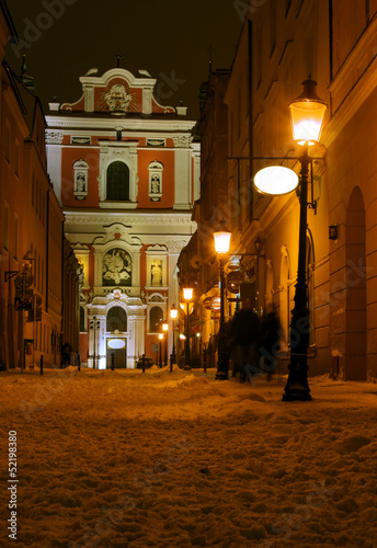 Barokowa fasada fary nocą w Poznaniu