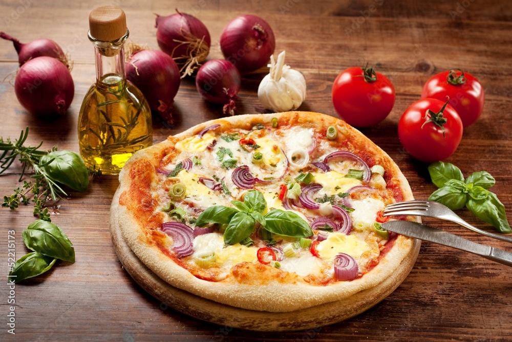 Pizza mit roten Zwiebeln und Sauce Hollandaise Stock-Foto | Adobe Stock