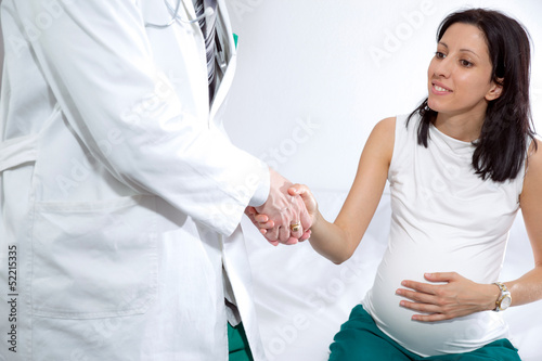 Doctor with pregnant woman © Mediteraneo