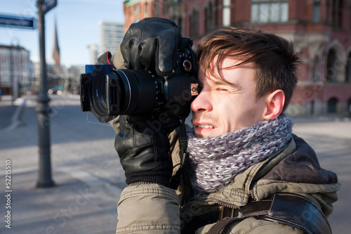 junger Hobbyfotograf beim Fotografieren, 2 photo