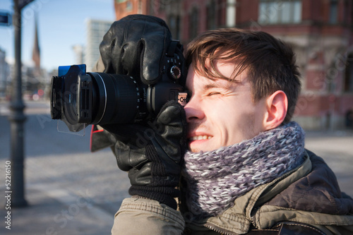 junger Hobbyfotograf beim Fotografieren photo