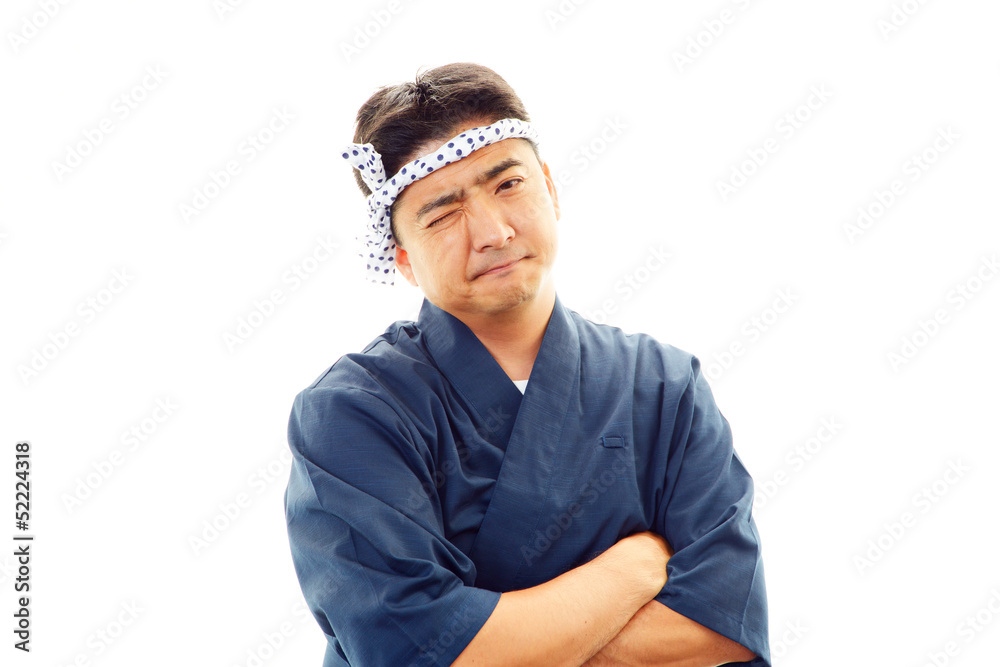 疲れた表情の寿司職人