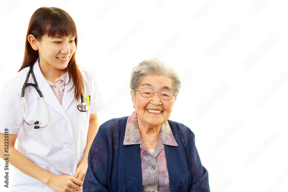 笑顔の高齢者と女医 笑顔の高齢者と女医