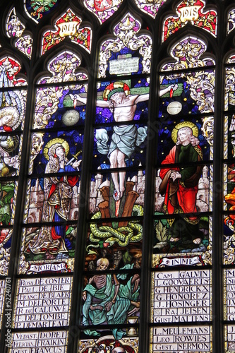 Christ sur la Croix  vitrail de l   glise Notre Dame du Sablon    Bruxelles  Belgique