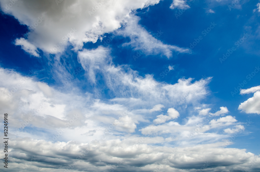 Sommerlicher Himmel mit weißen Wolken und Gewitterwolken Sommerlicher Himmel mit weißen Wolken und Gewitterwolken