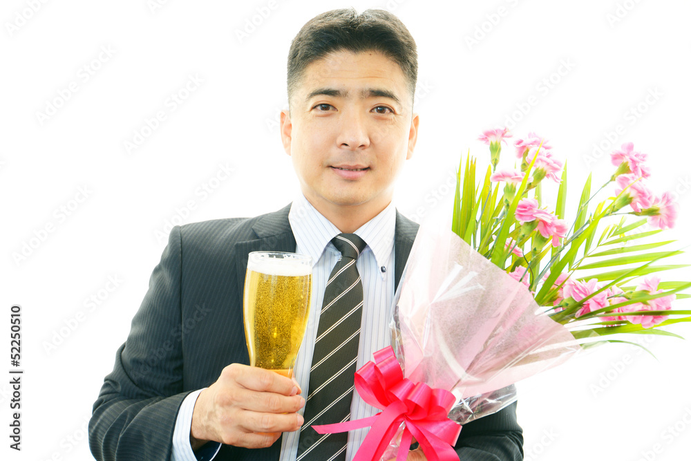 ビールを飲む笑顔のサラリーマン