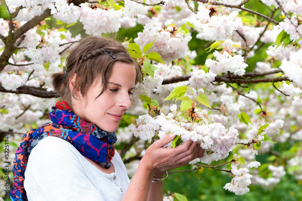 Junge attraktive Frau geniesst den Frühling Junge attraktive Frau geniesst den Frühling