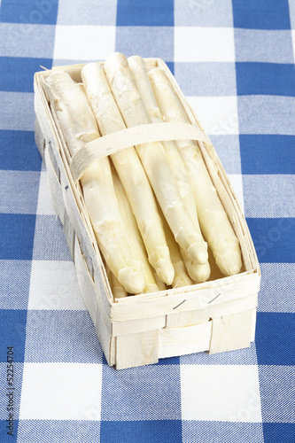 Korb mit Spargel