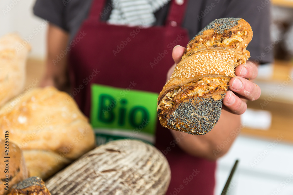 biobäcker zeigt mehrkornbrötchen Stock Photo | Adobe Stock