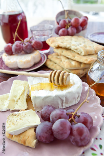 Flatbread, cheese and grapes
