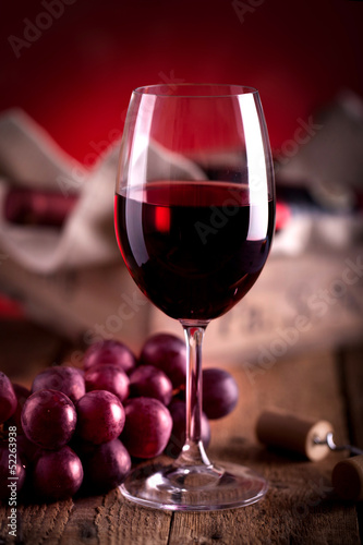 Rotweinglas mit Weinkiste