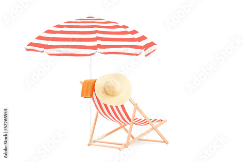 Photographie Sun lounger in stripes and umbrella