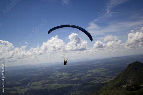 Paraglider entre as montanhas