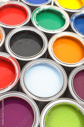 Verschiedene Farbdosen