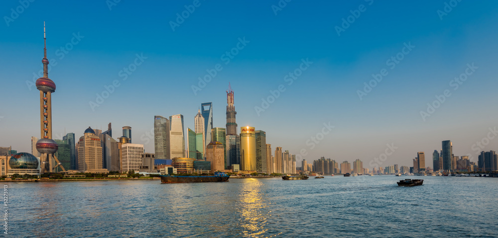 Obraz premium pudong and the bund on hangpu river shanghai china