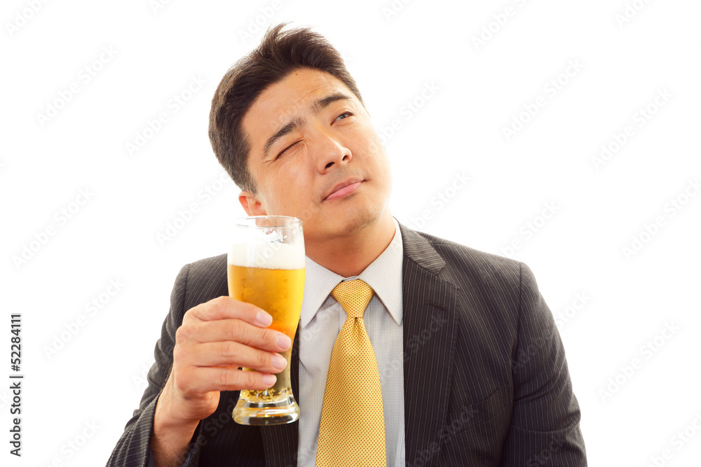 ビールを飲む笑顔のサラリーマン