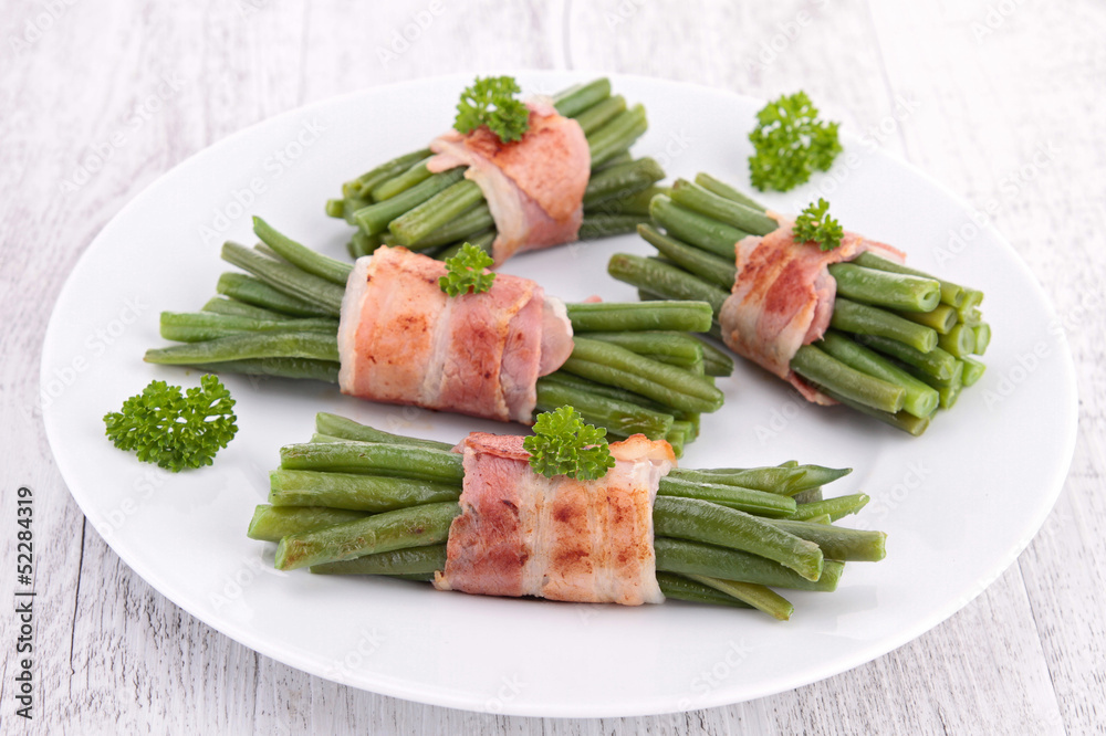 green bean wrapped in bacon